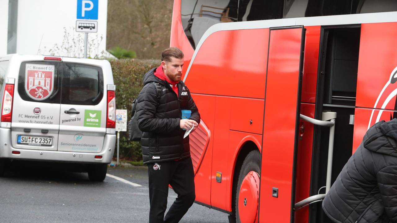 Timo Horn steigt bei der Arbeise vorm Spiel gegen Hertha BSC am Geißbockheim in den Mannschaftsbus.
