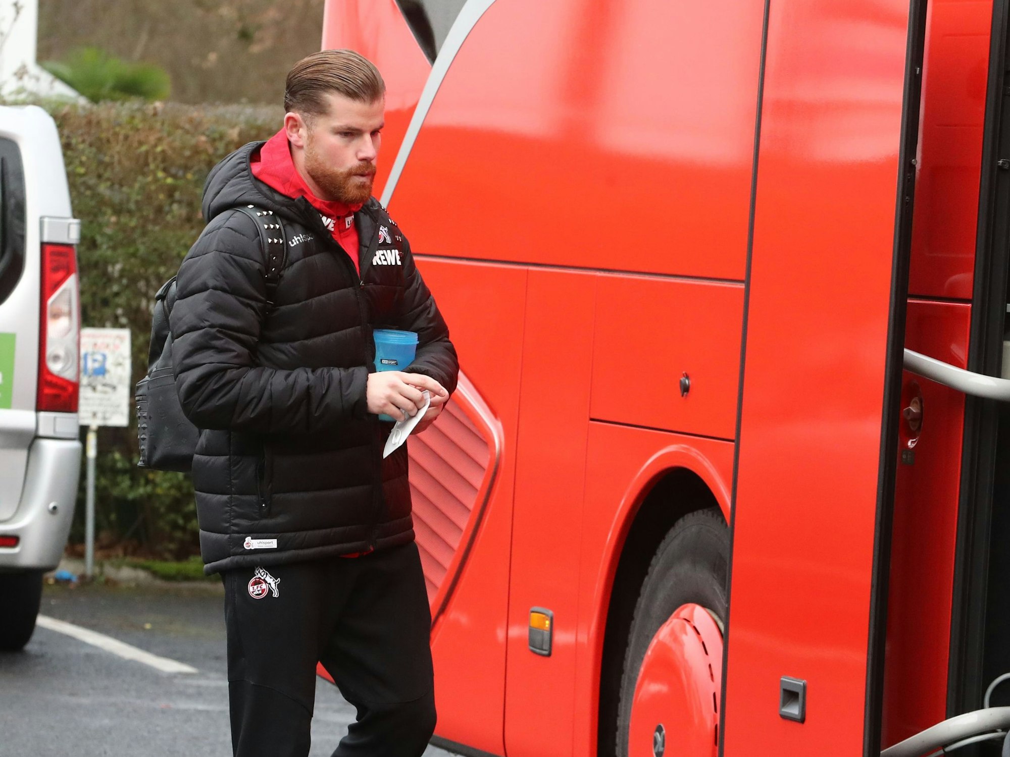 Timo Horn steigt bei der Arbeise vorm Spiel gegen Hertha BSC am Geißbockheim in den Mannschaftsbus.