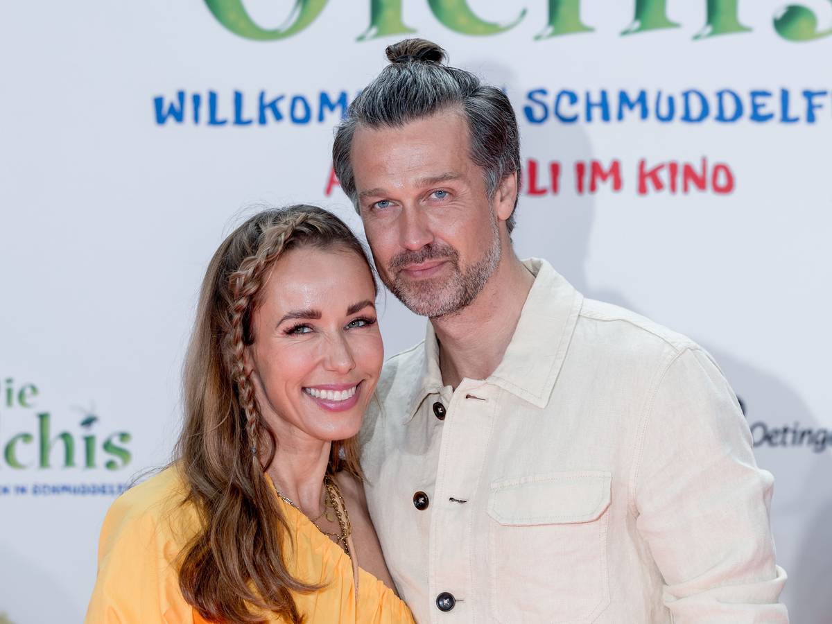 Die Sprecher Annemarie und Wayne Carpendale stehen bei der Deutschland-Premiere des Films «Die Olchis - Willkommen in Schmuddelfing» auf dem Roten Teppich.