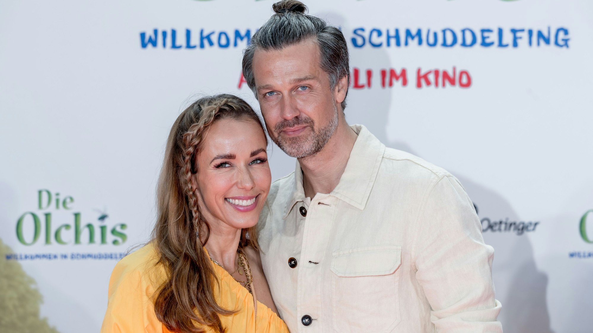 Die Sprecher Annemarie und Wayne Carpendale stehen bei der Deutschland-Premiere des Films «Die Olchis - Willkommen in Schmuddelfing» auf dem Roten Teppich.