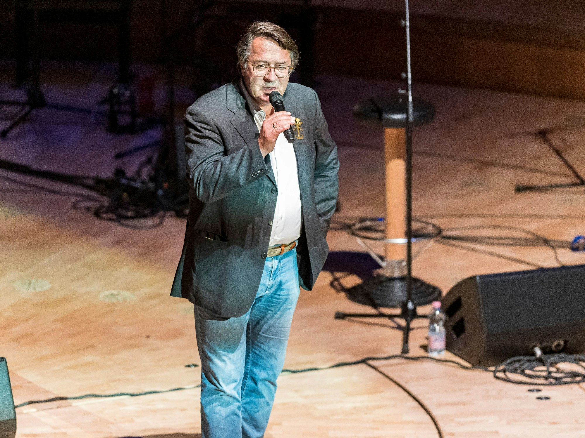 Pfarrer Hans Mörtter bei einem Solidaritätskonzert in der Philharmonie in der Kölner Altstadt.