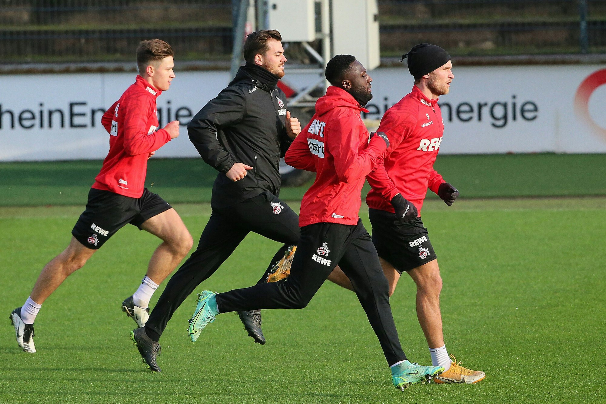 Die FC-Spieler Kingsley Schindler, Sebastian Andersson und Noah Katterbach absolvieren mit Athletik-Coach Max Weuthen eine Extra-Laufeinheit nach dem Training.