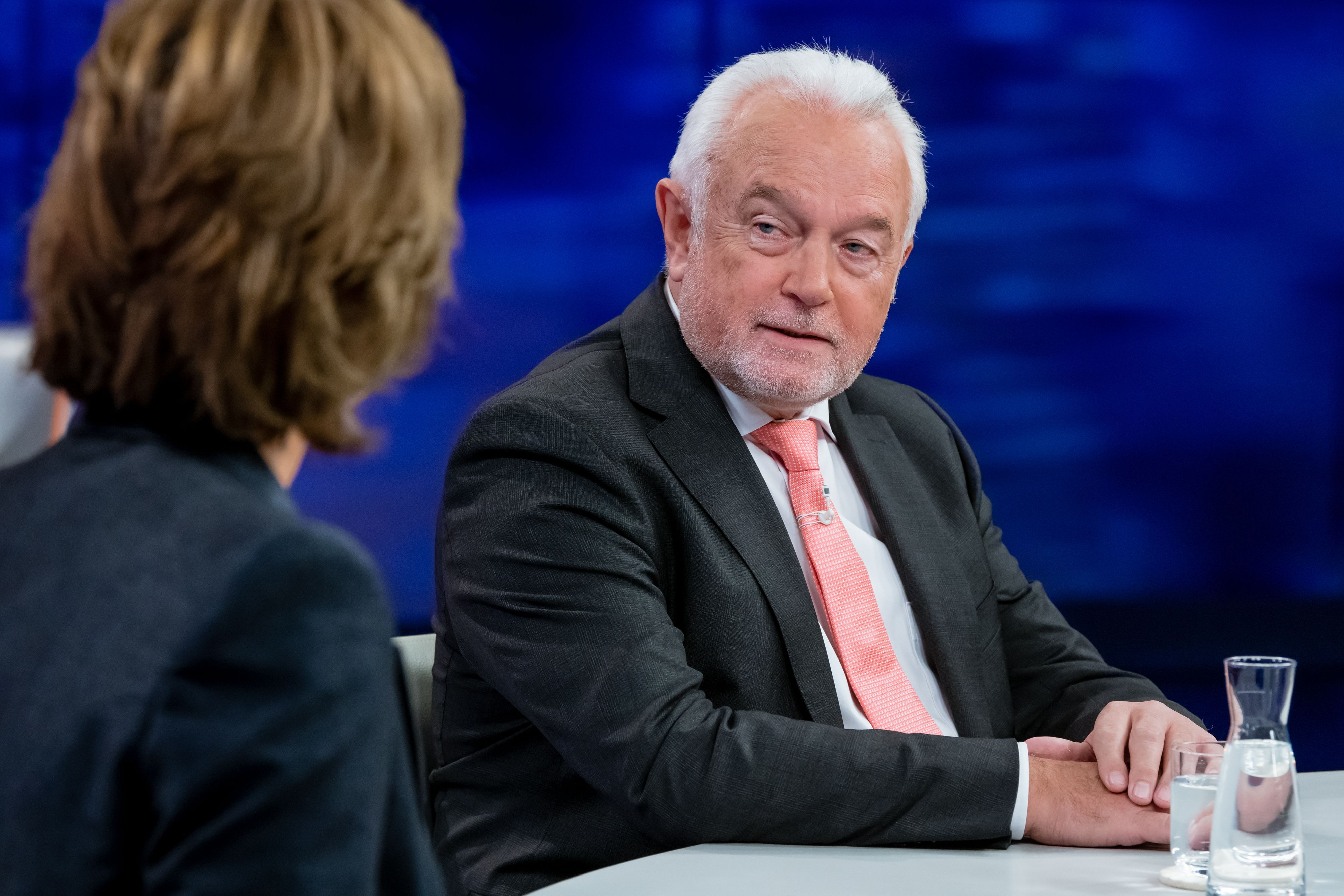 Wolfgang Kubicki, Vize-Vorsitzender der FDP, spricht in der ZDF-Sendung "maybrit illner" zur Moderatorin Maybrit Illner. Kubicki hat die Pläne der Ampel-Parteien zur Bekämpfung der Corona-Pandemie verteidigt und die Union zur Unterstützung aufgefordert. (zu dpa: «Kubicki fordert Unterstützung der Union für Kurs der Ampel-Parteien») +++ dpa-Bildfunk +++
