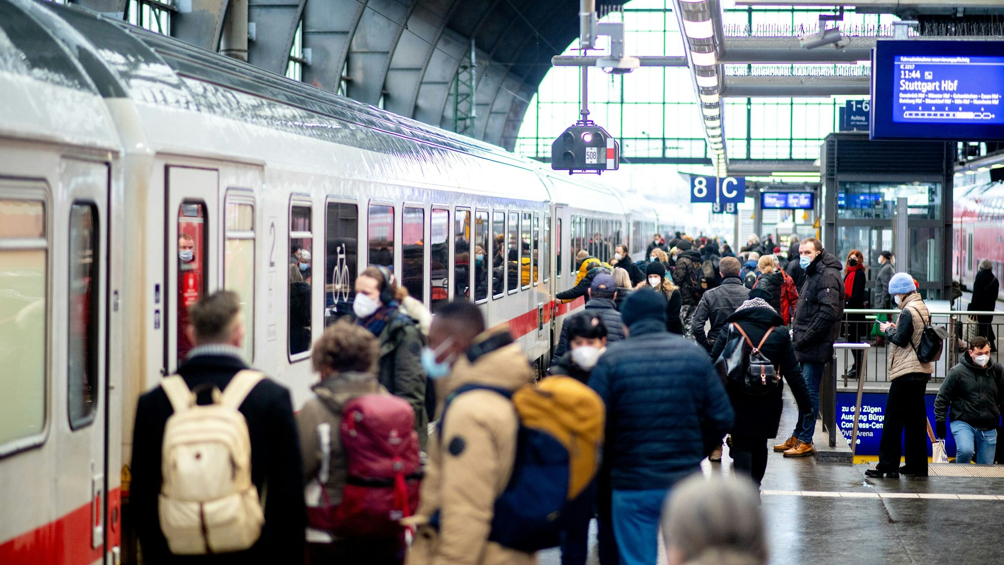 Zahlreiche Reisende steigen an Heiligabend am Hauptbahnhof in Bremen in einen IC der Deutschen Bahn (DB) ein. Die jüngst angegebene Rekordimpfquote aus dem kleinsten Bundesland ist verwirrend.
