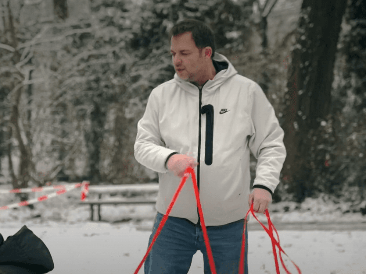 „Hundeprofi“ Martin Rütter trainiert mit „Riverboat“-Moderatorin Kim Fisher und Dackel Fritzi. Der Screenshot stammt aus der „Riverboat“-Folge vom 7. Januar.