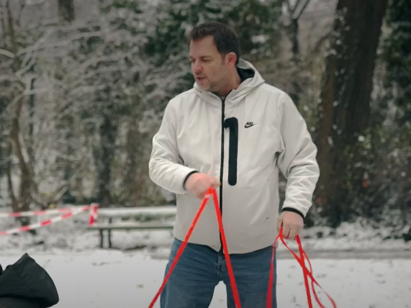 „Hundeprofi“ Martin Rütter trainiert mit „Riverboat“-Moderatorin Kim Fisher und Dackel Fritzi. Der Screenshot stammt aus der „Riverboat“-Folge vom 7. Januar.
