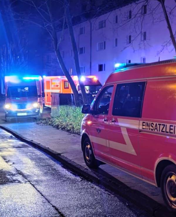 Feuerwehreinsatz bei einem Brand in Köln Eil.
