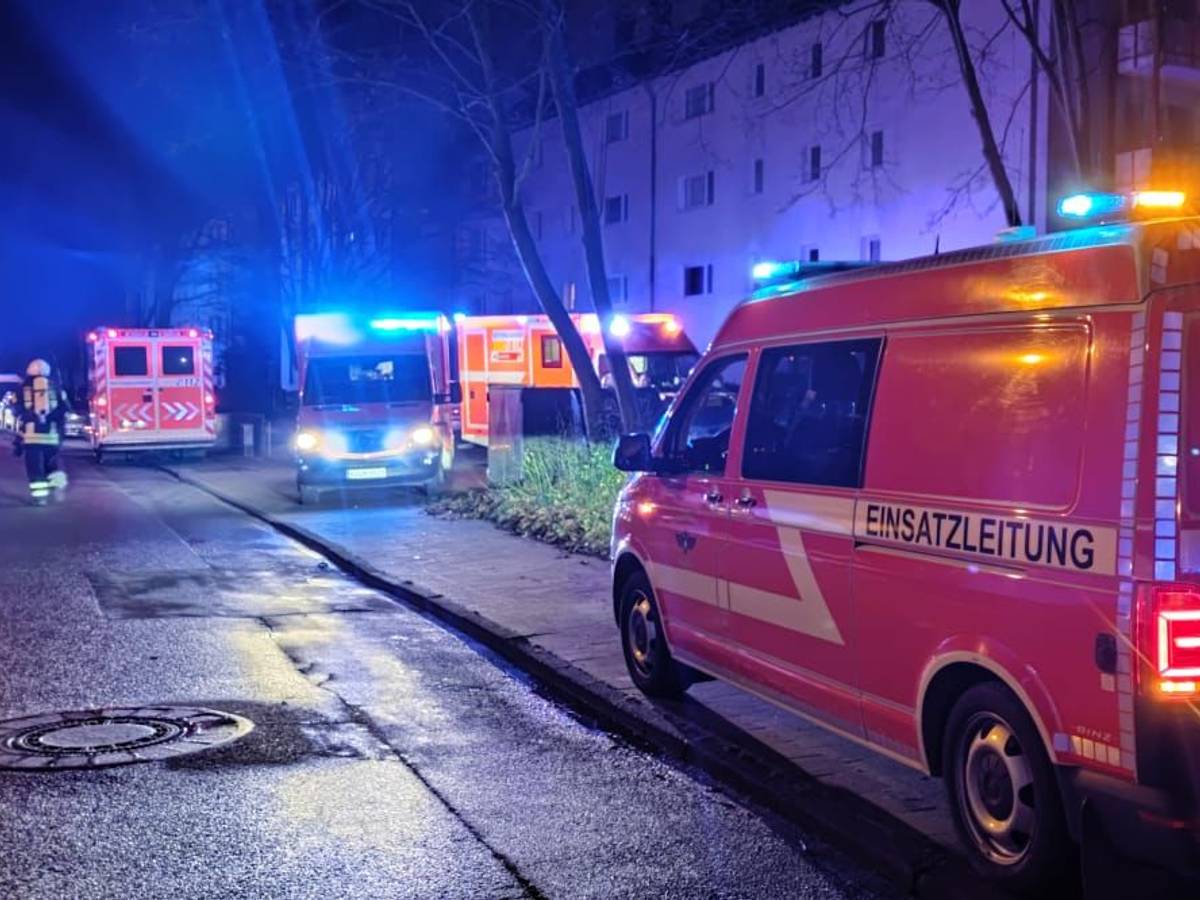 Feuerwehreinsatz bei einem Brand in Köln Eil.