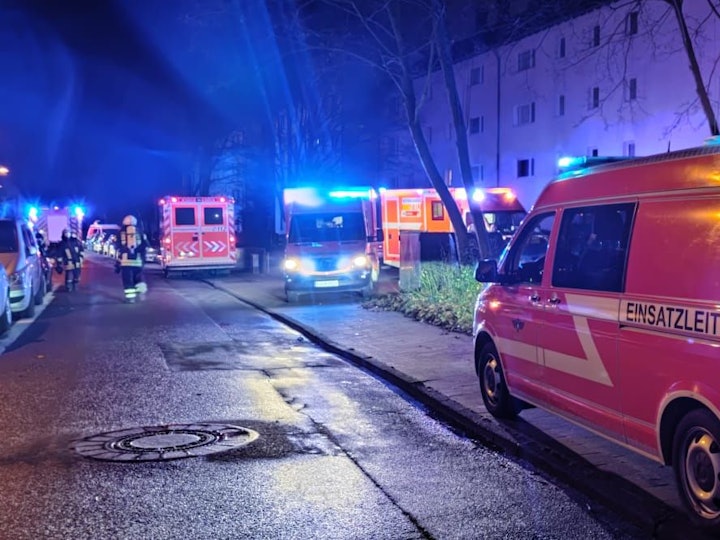 Feuerwehreinsatz bei einem Brand in Köln Eil.