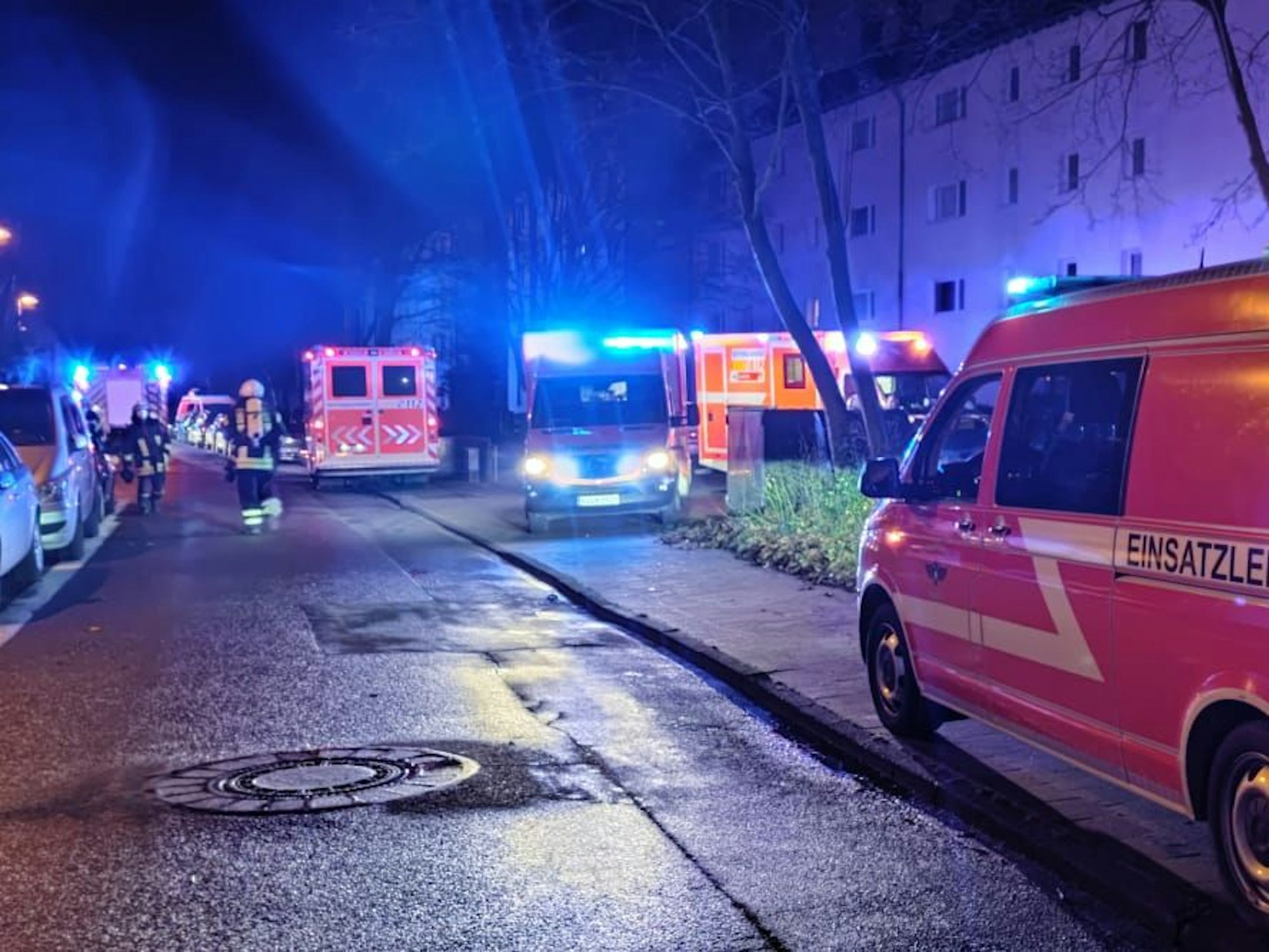 Feuerwehreinsatz bei einem Brand in Köln Eil.
