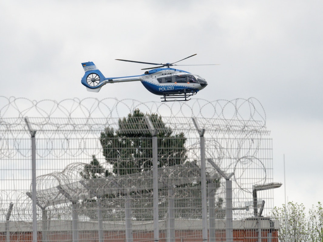 Ein Hubschrauber der Polizei startet vom Gelände der JVA Ossendorf.