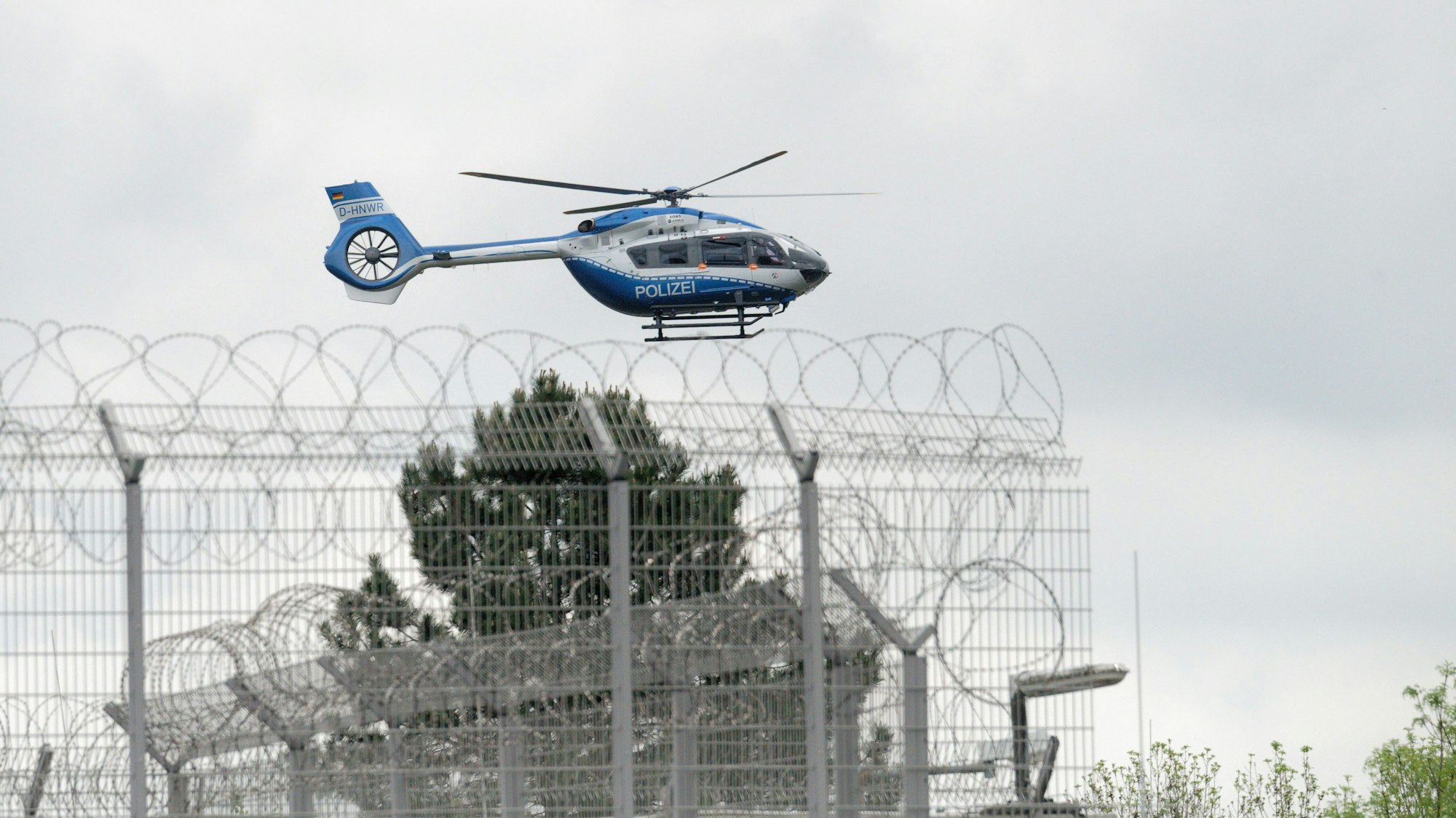 Ein Hubschrauber der Polizei startet vom Gelände der JVA Ossendorf.