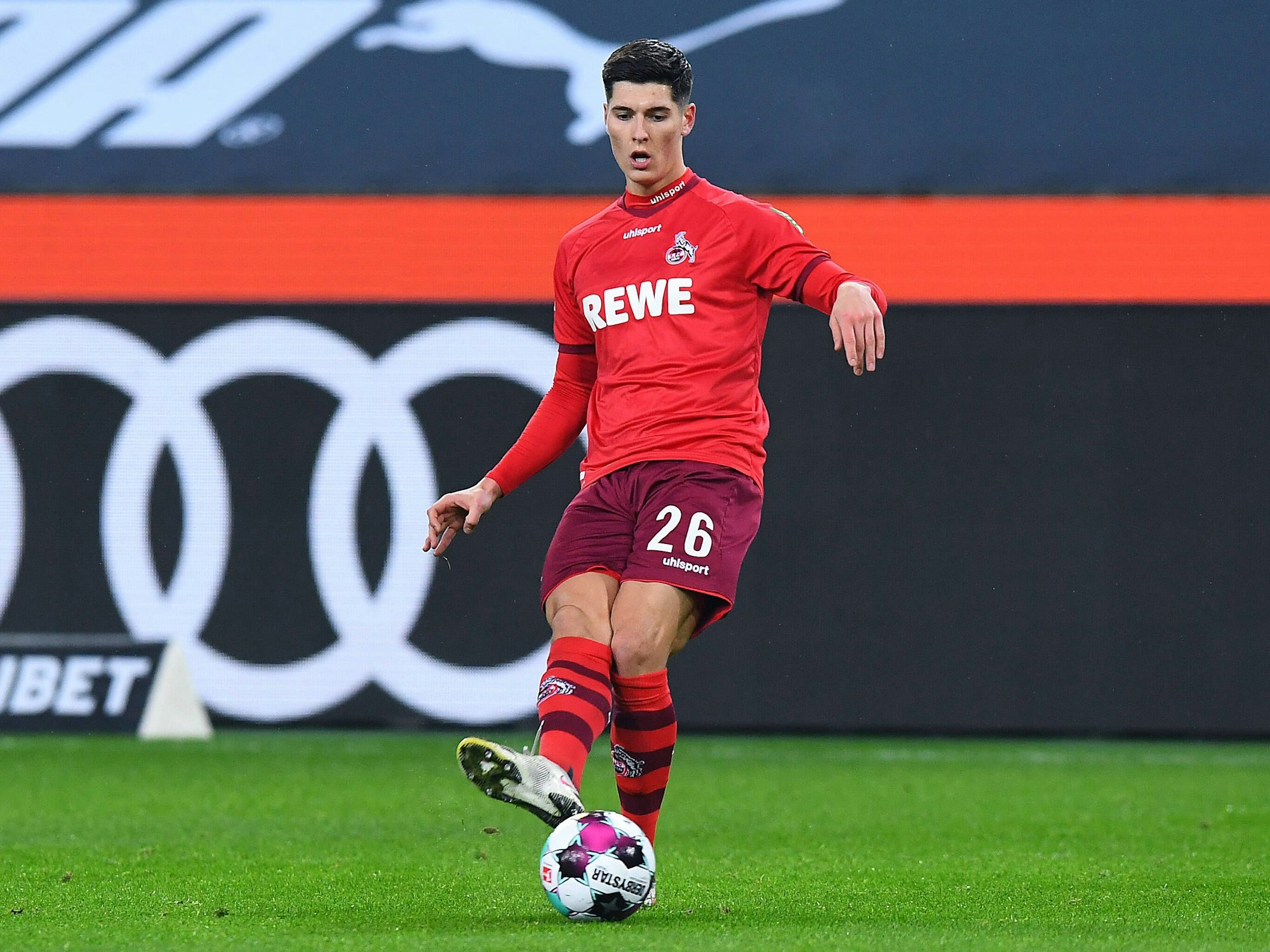 Sava Cestic führt den Ball im Spiel bei Borussia Mönchengladbach