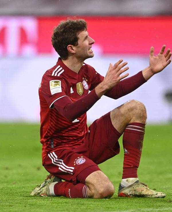 Thomas Müller lamentiert während der Partie gegen Mönchengladbach.