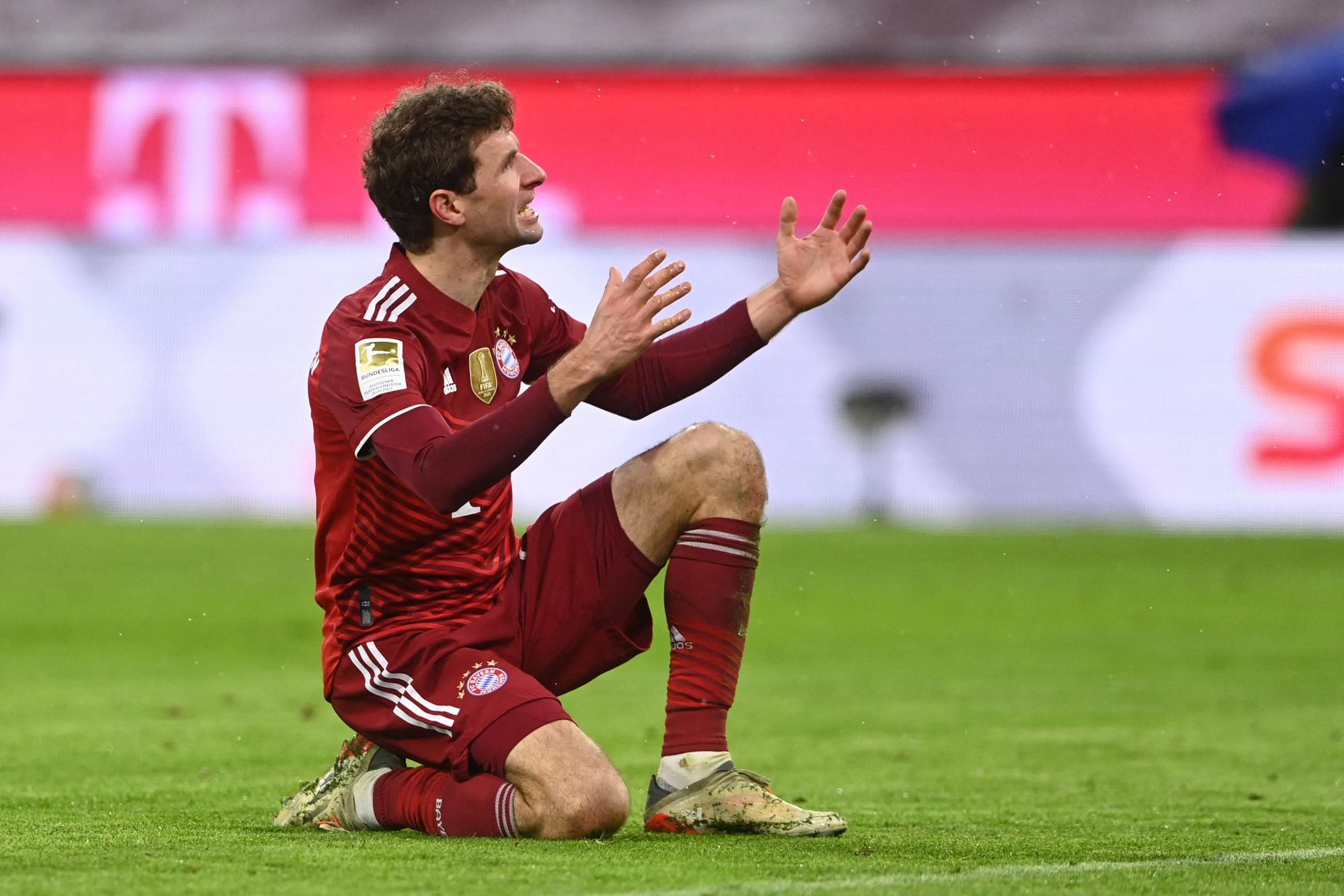 Thomas Müller lamentiert während der Partie gegen Mönchengladbach.