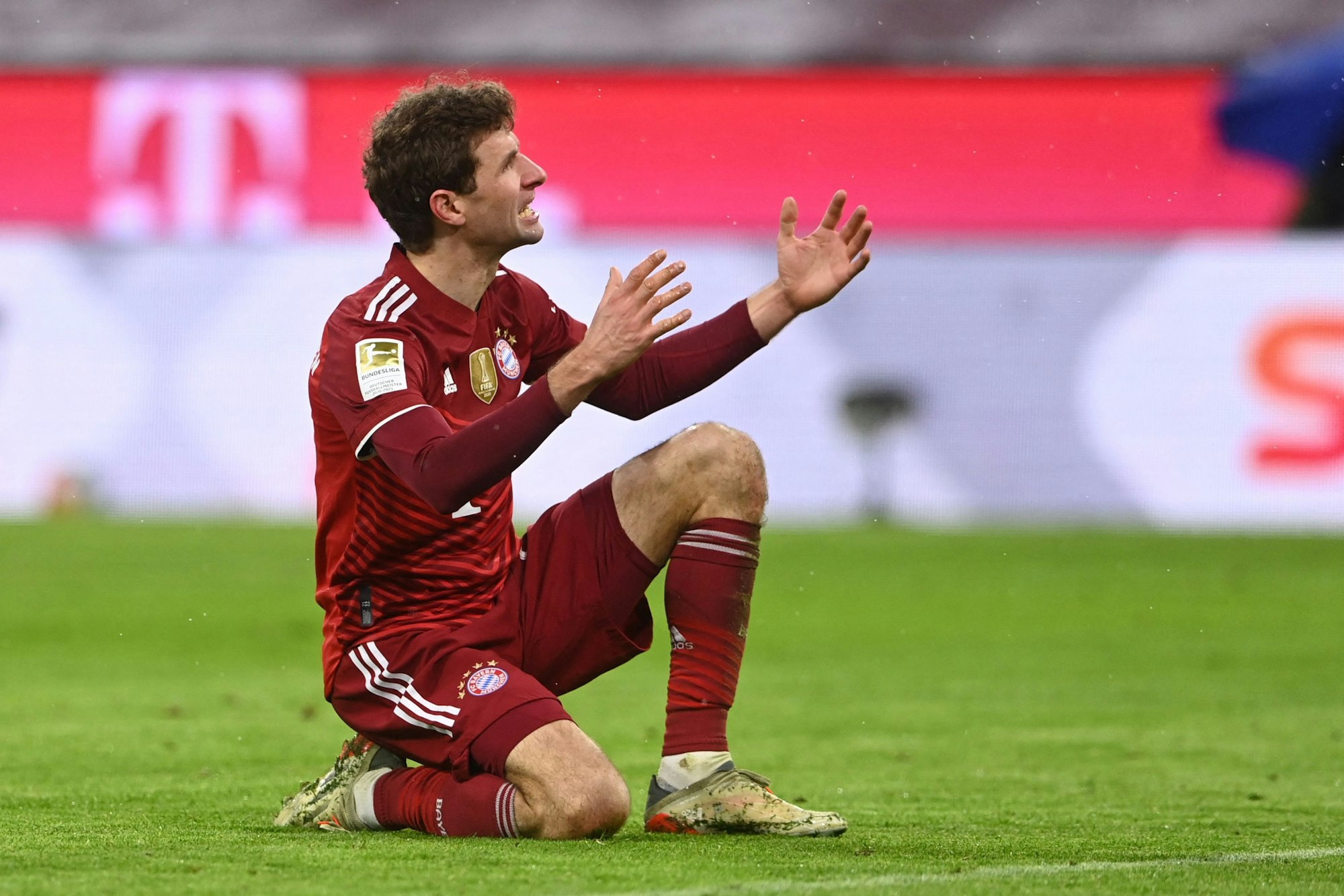Thomas Müller lamentiert während der Partie gegen Mönchengladbach.