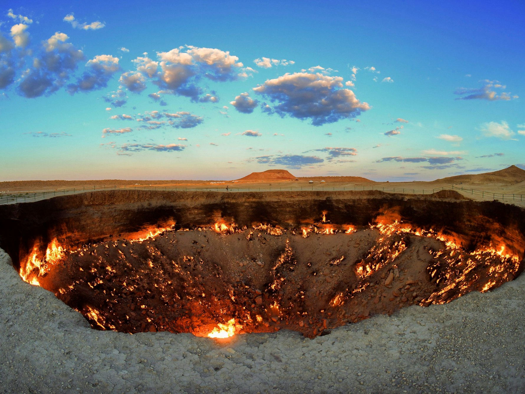 Der Krater „Tor zur Hölle“ in der Nähe von Darvaza (Turkmenistan) aufgenommen am 11. Juli 2020.