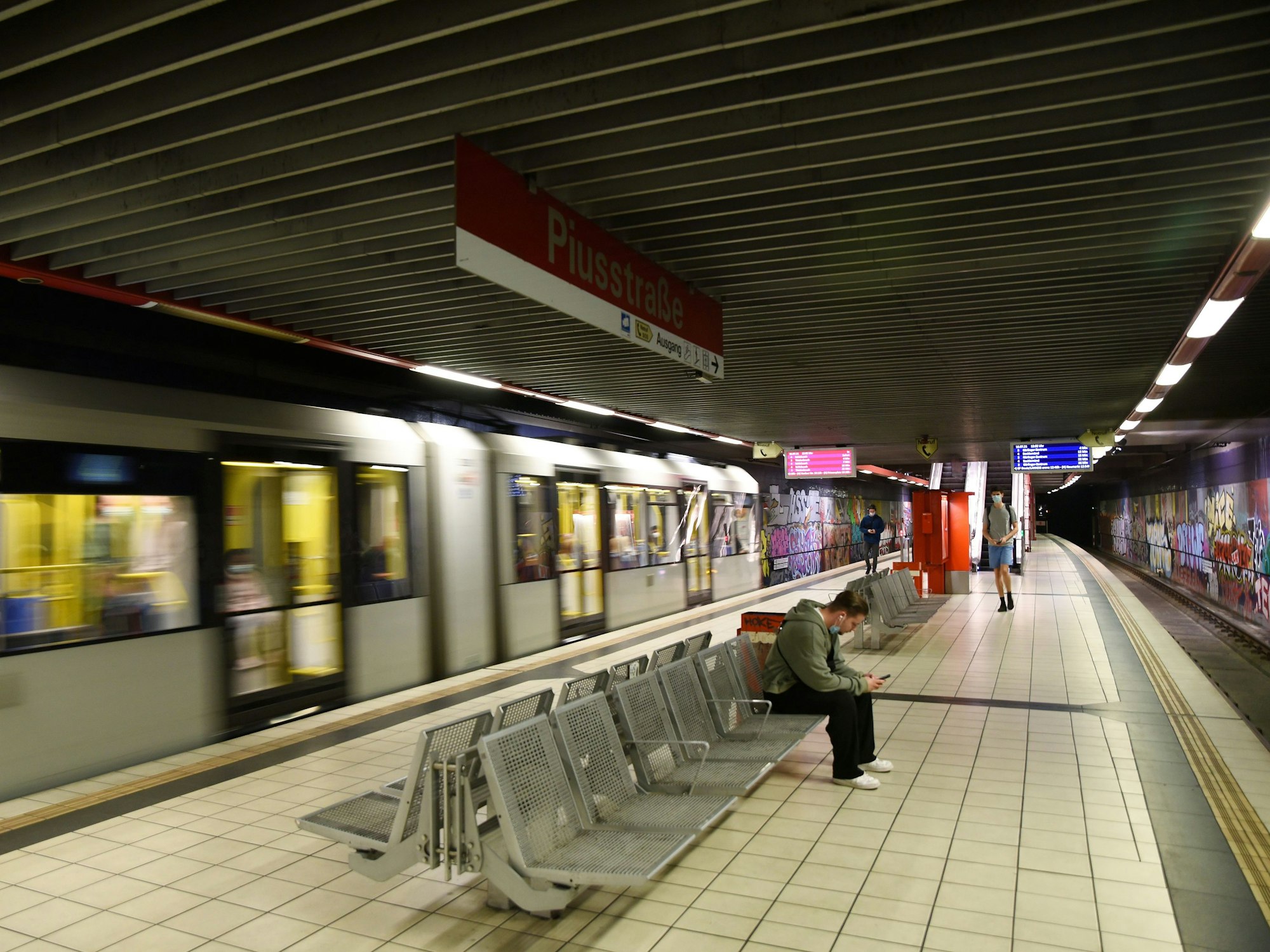 Unfall an der KVB U-Bahn Haltestelle Piusstraße in Ehrenfeld.