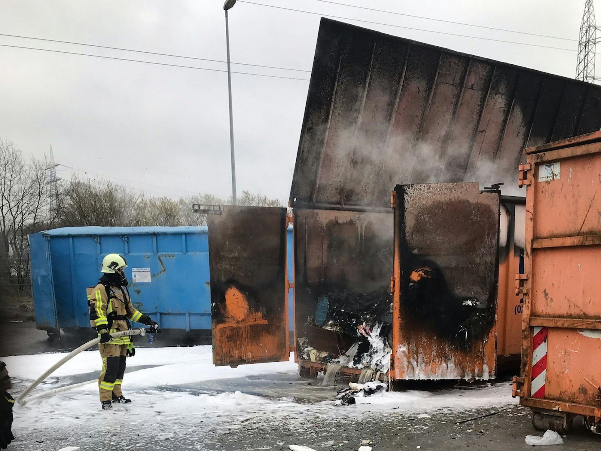 Brennender Container auf einem Recyclinghof in Bottrop-Kirchhellen.