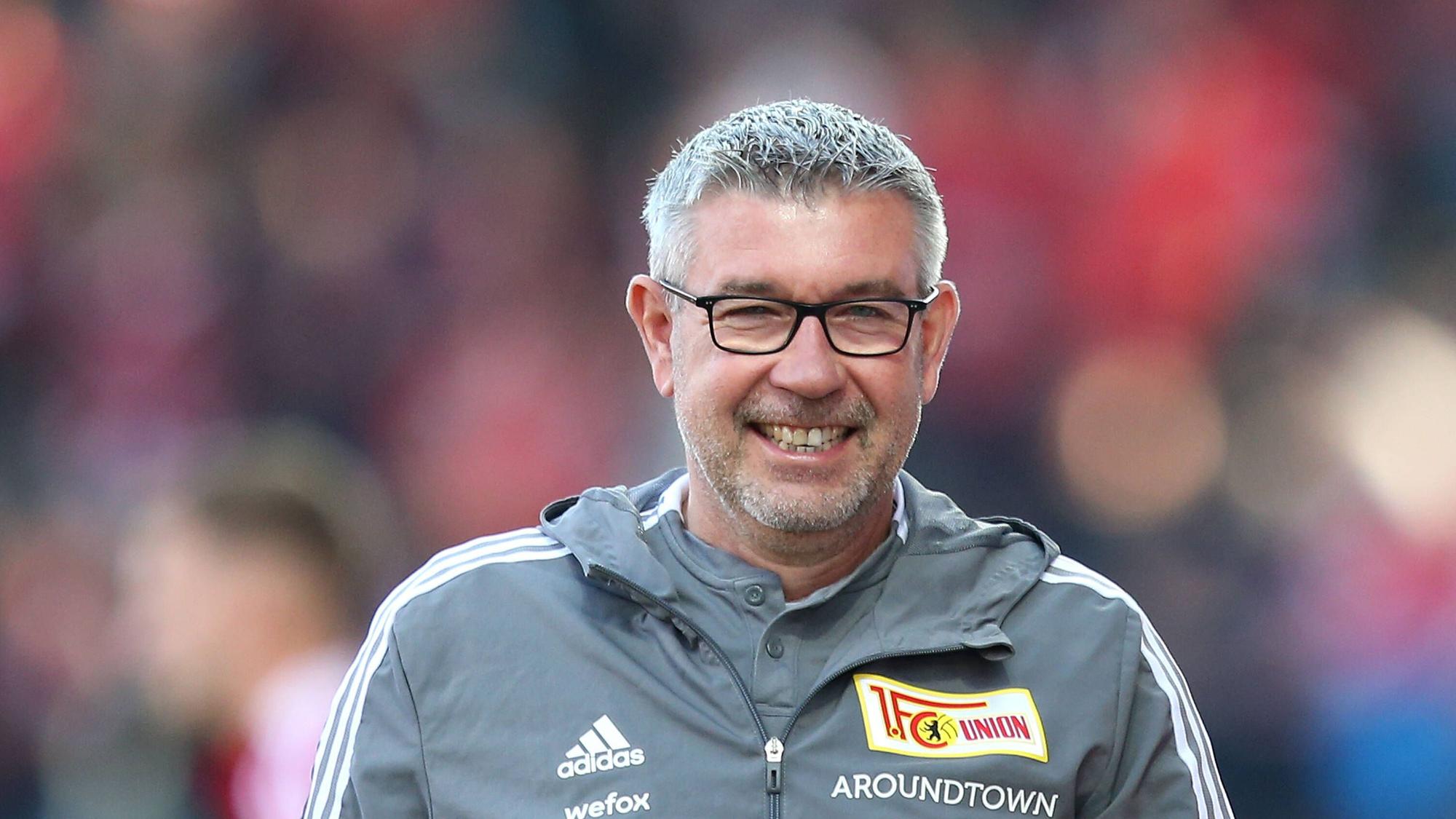Urs Fischer lacht in die Kamera