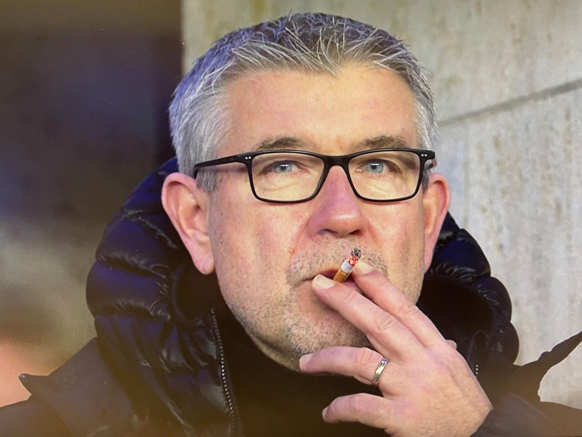 Urs Fischer zieht an einer Zigarette.