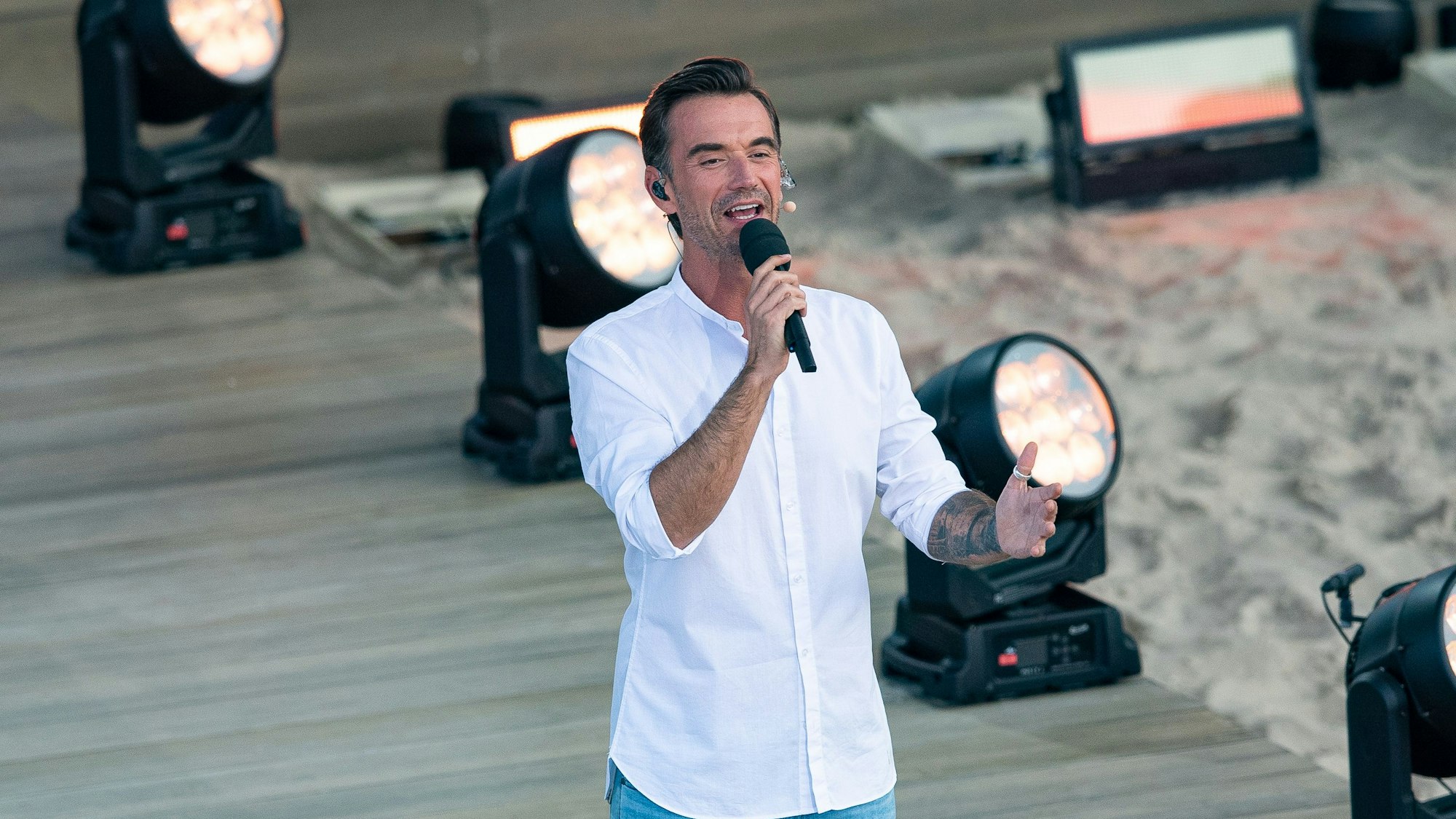 Florian Silbereisen steht auf der Bühne zur großen Schlagerstrandparty zu seinem 40. Geburtstag. Das Bild wurde am 14. August 2021 aufgenommen.