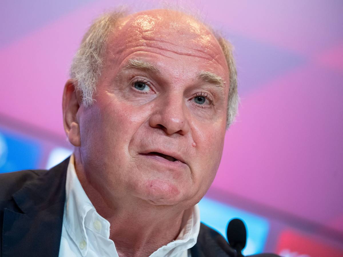 Uli Hoeneß, Ehrenpräsident des FC Bayern München, nimmt an einer Pressekonferenz seines Vereins teil.