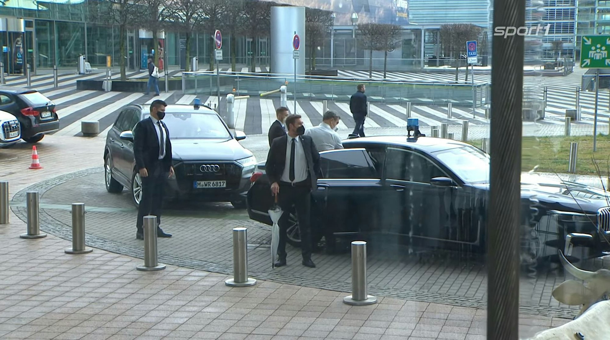 Markus Söder steigt aus einer Limousine aus.