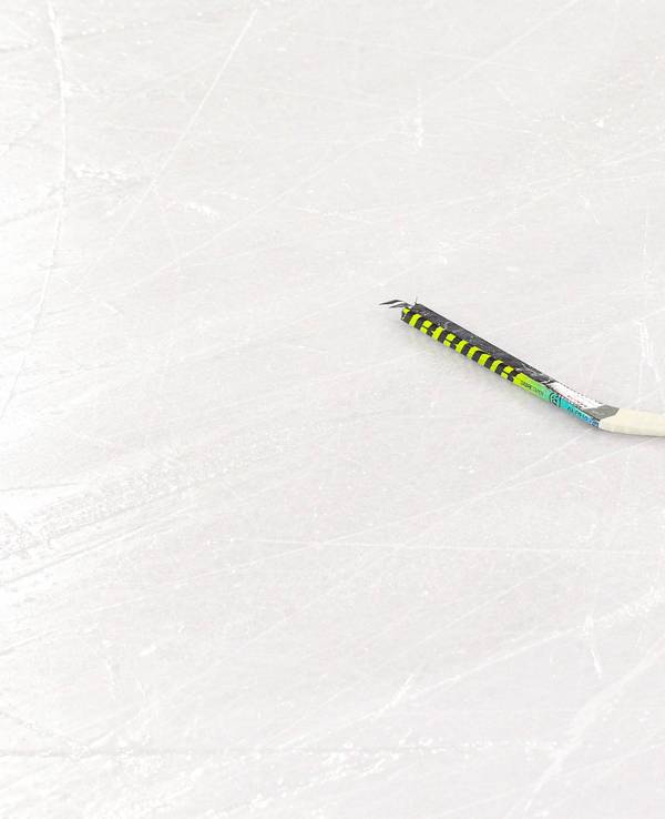 27.02.2020: Ein zerbrochener Eishockey-Schläger bei einem Spiel in Tirol.