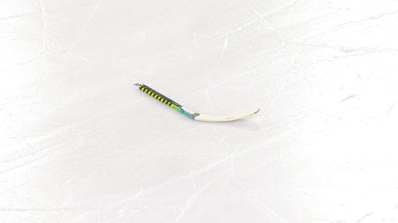 27.02.2020: Ein zerbrochener Eishockey-Schläger bei einem Spiel in Tirol.
