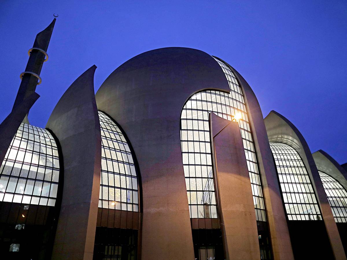 Die Ditib-Zentralmoschee in Köln-Ehrenfeld leuchtet am Abend.