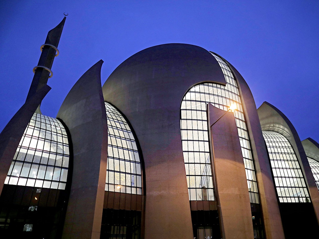 Die Ditib-Zentralmoschee in Köln-Ehrenfeld leuchtet am Abend.