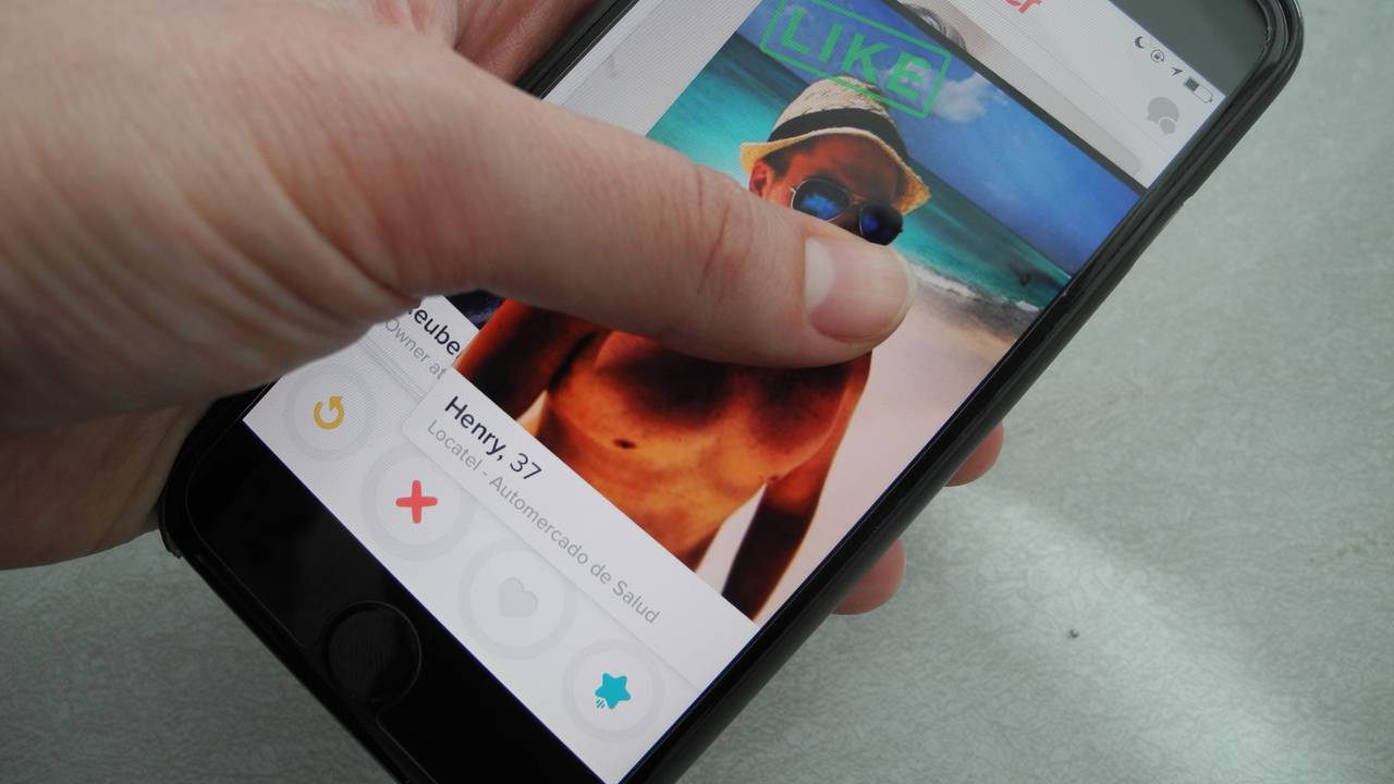 Ein Nutzer hält am 29.03.2016 in New York (USA) ein Smartphone, auf dem die App "Tinder" läuft, in der Hand.