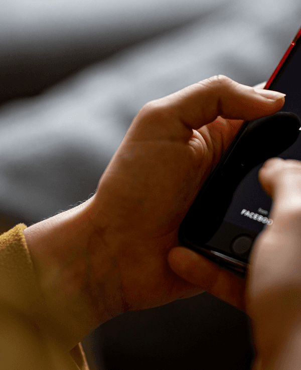 Das Bild zeigt eine Frau mit einem Handy in der Hand auf dem das WhatsApp-Logo abgebildet ist. Es wurde am 24. April 2021 aufgenommen.