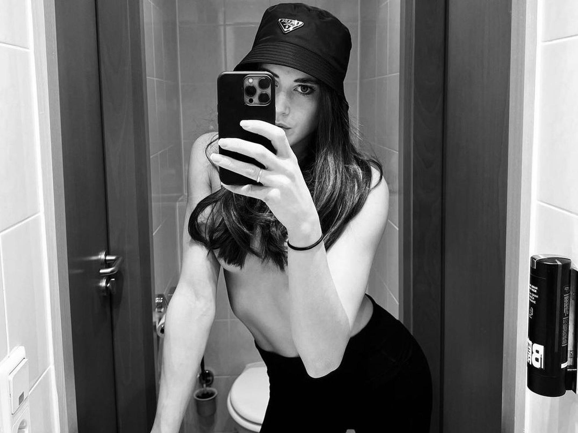 DAZN-Moderatorin Imke Salander posiert für ein Oben-ohne-Selfie