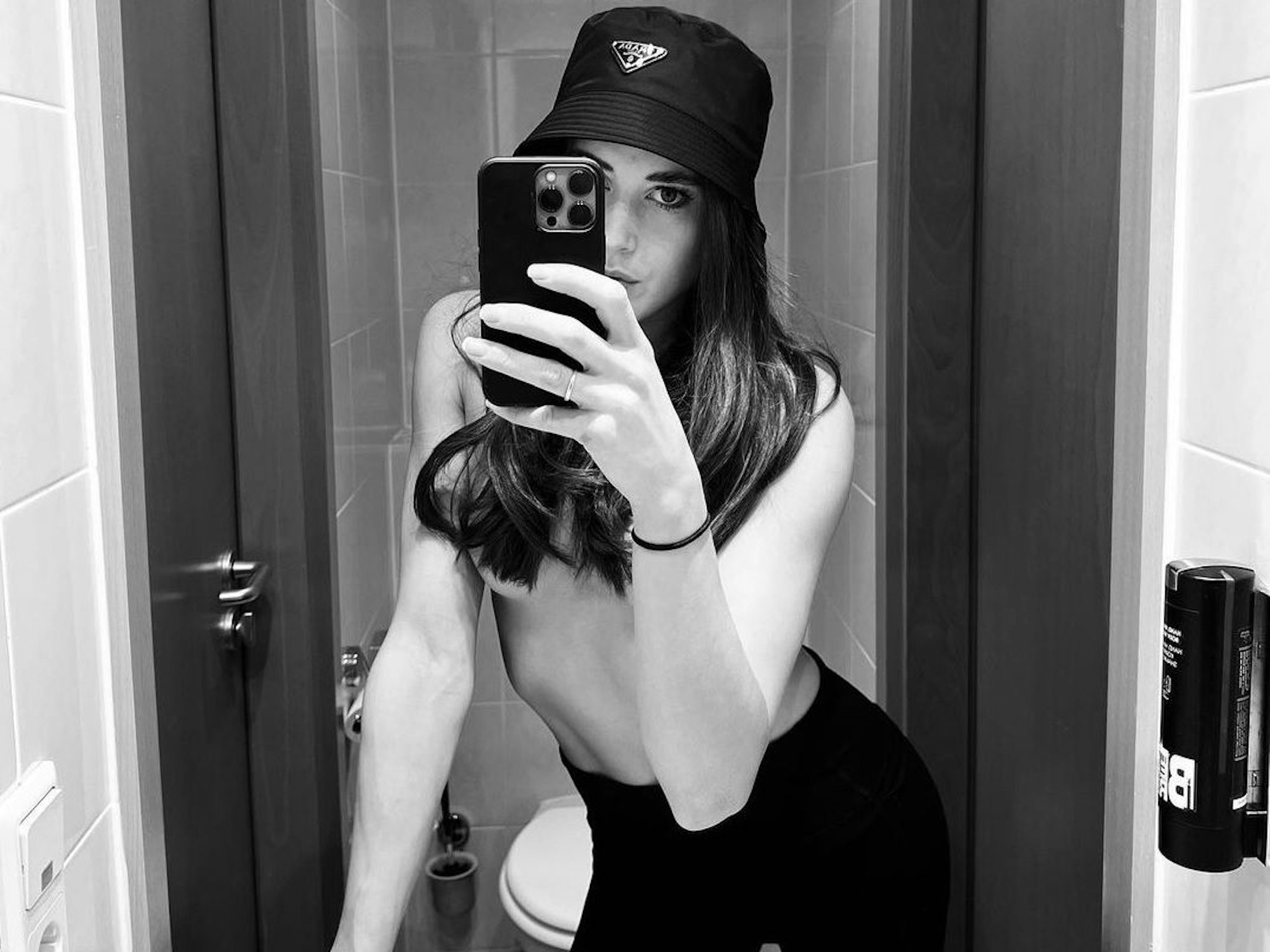 DAZN-Moderatorin Imke Salander posiert für ein Oben-ohne-Selfie
