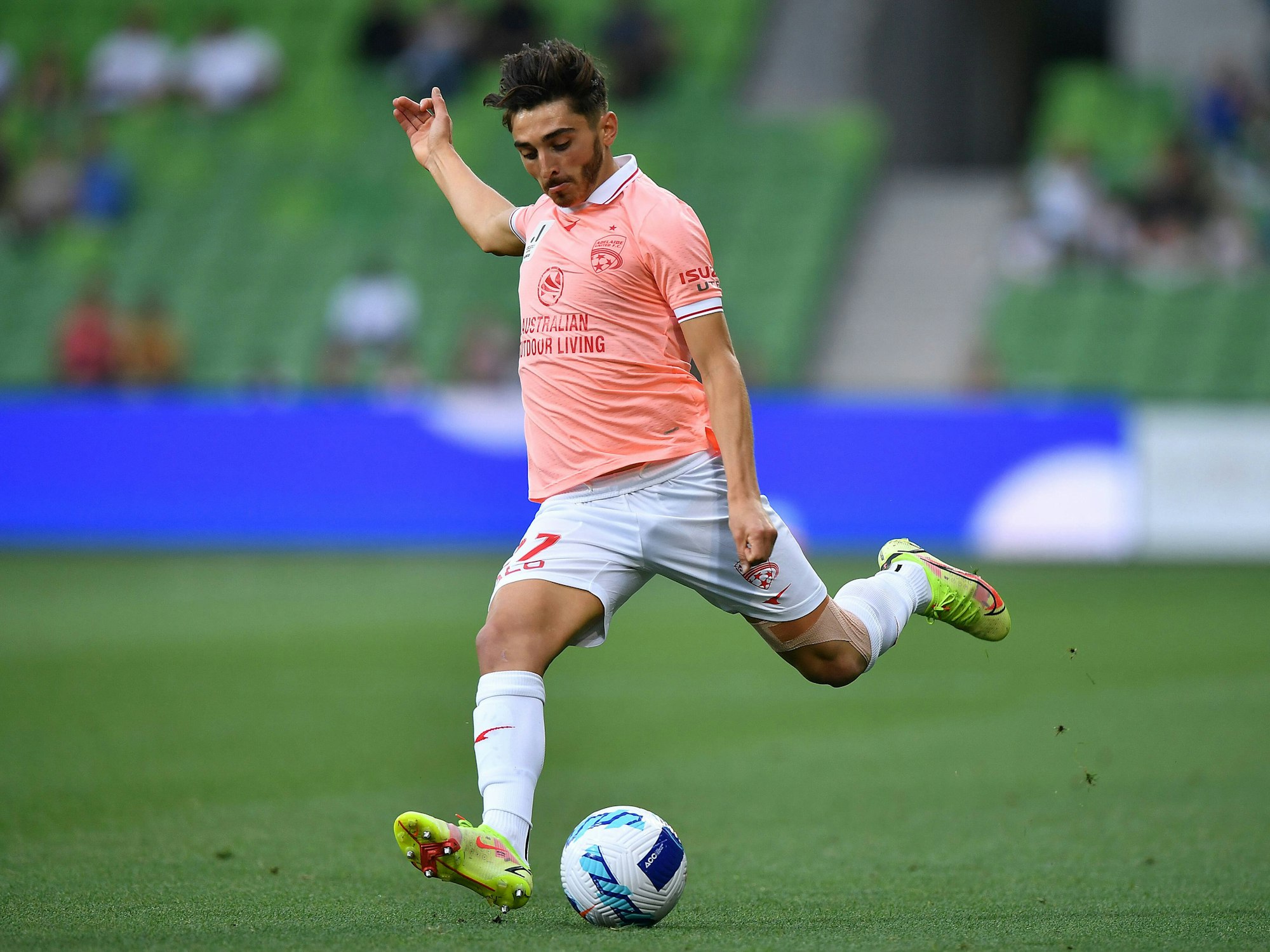 Adelaide-Verteidiger Josh Cavallo holt mit seinem linke Bein gegen Western United aus.