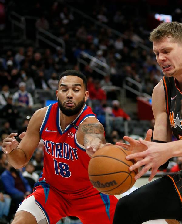 Magic-Center Moritz Wagner (m.) versucht gegen die Detroit-Spieler Cory Joseph (l.) und Joseph Trey Lyles (r.) den Ball zu halten.