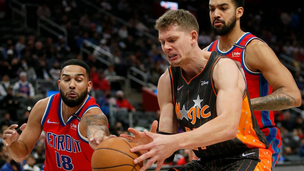 Magic-Center Moritz Wagner (m.) versucht gegen die Detroit-Spieler Cory Joseph (l.) und Joseph Trey Lyles (r.) den Ball zu halten.