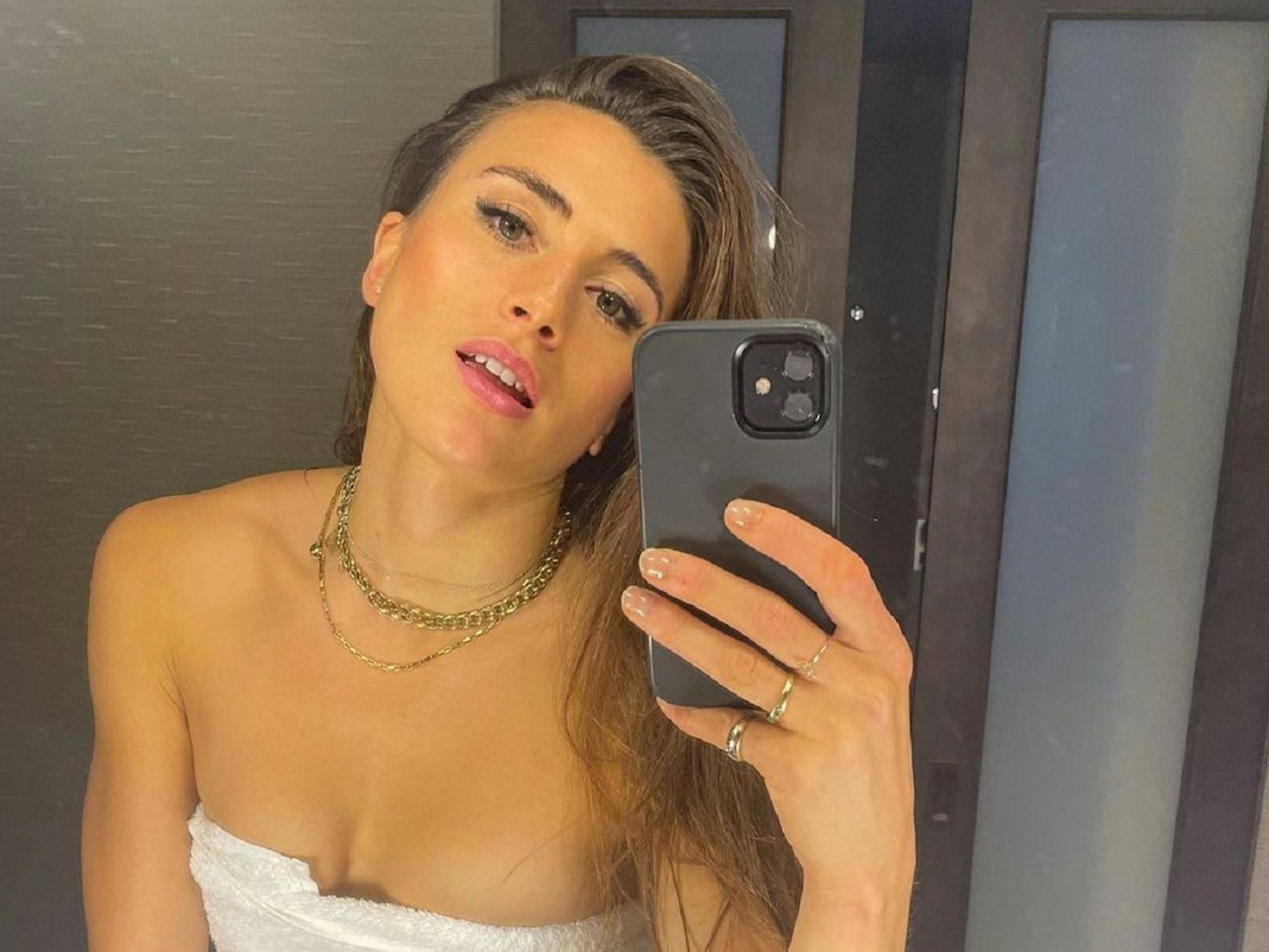 DAZN-Moderatorein Imke Salander posiert im Handtuch für ein Selfie