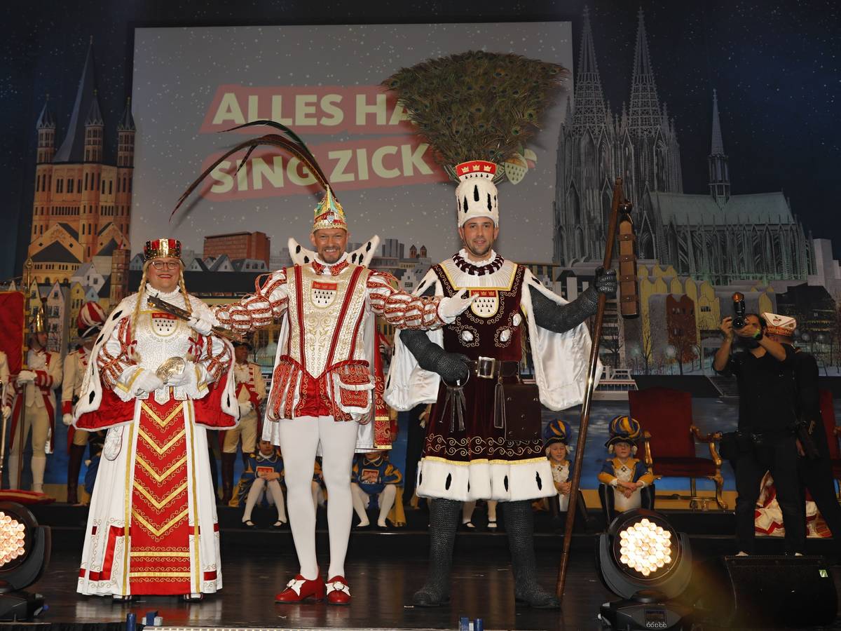 Das Kölner Dreigestirn Jungfrau Gerdemie (Björn Braun), Prinz Sven (Oleff) und Bauer Gereon (Glasemacher) v.l. im Kölner Gürzenich am 7. Januar 2022.