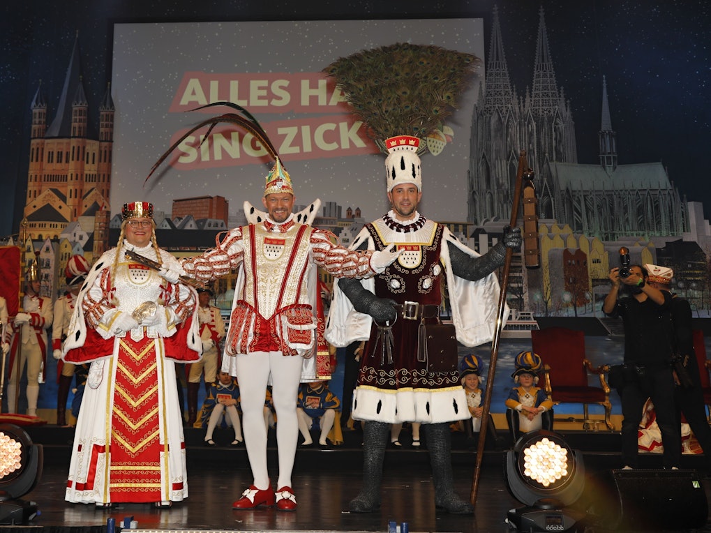 Das Kölner Dreigestirn Jungfrau Gerdemie (Björn Braun), Prinz Sven (Oleff) und Bauer Gereon (Glasemacher) v.l. im Kölner Gürzenich am 7. Januar 2022.