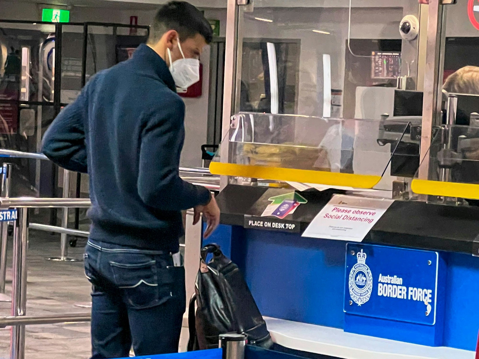 Novak Djokovic wartet an der Grenzkontrolle am Flughafen von Melbourne.