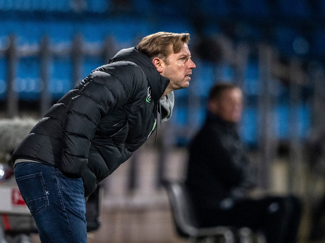 Wolfsburgs Trainer Florian Kohfeldt beobachtet das Spiel.