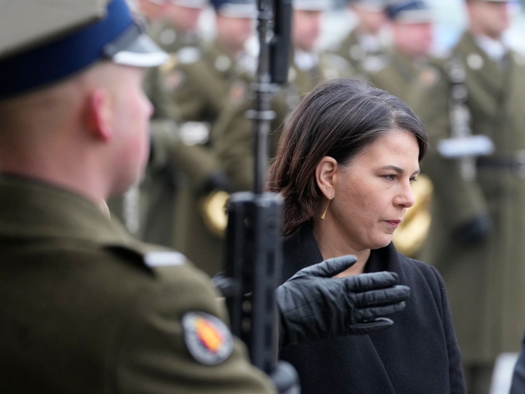 Die Krise in der Ukraine ist eine riesige Herausforderung für Außenministerin Annalena Baerbock (hier am 10. Dezember in Polen). Für sie ist klar: „Dialog muss auf Grundlage der Kernprinzipien der europäischen Sicherheitsordnung stattfinden.“ Man habe sich nun zu den anstehenden Dialogformaten mit Russland abgestimmt.