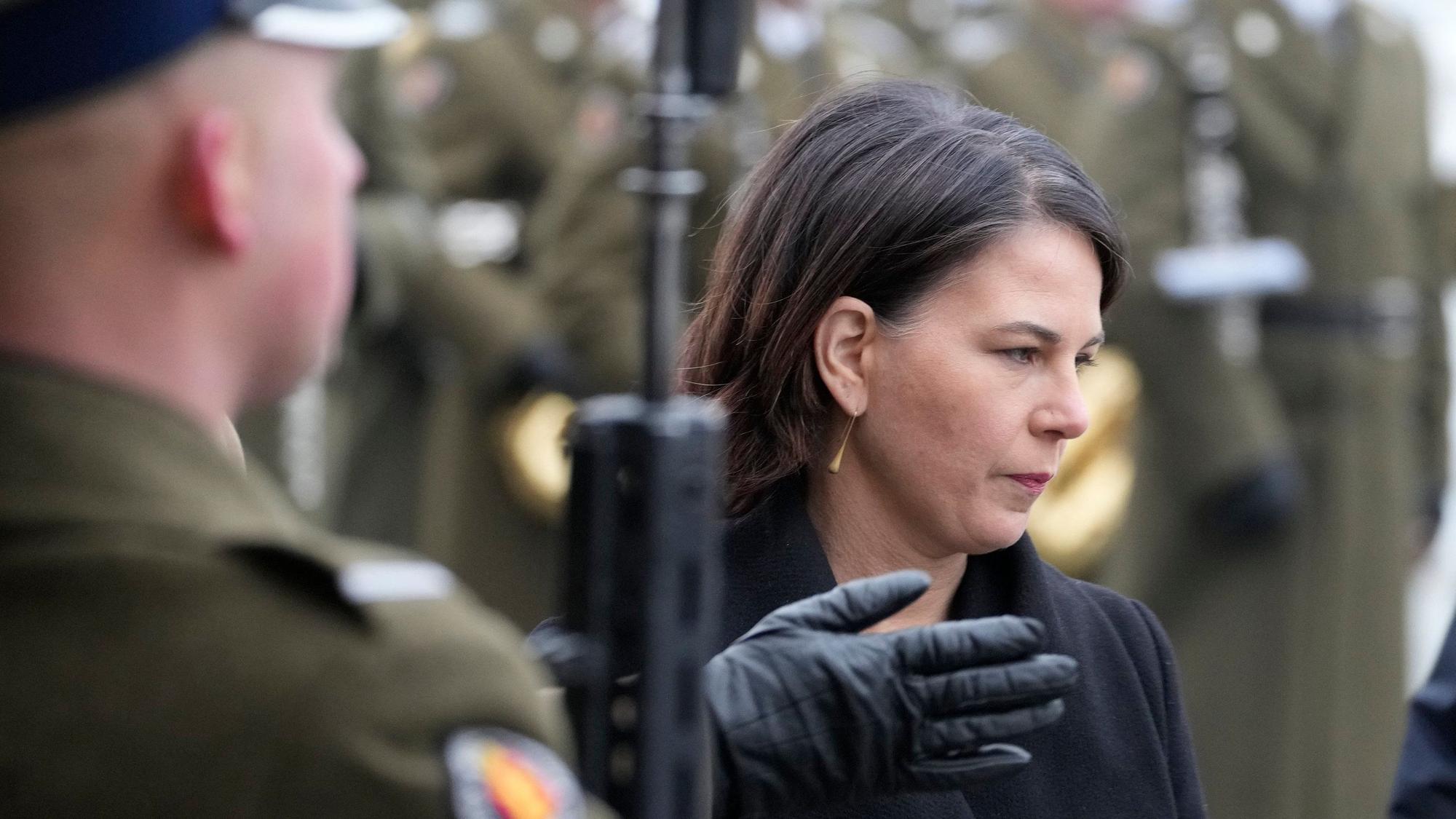 Die Krise in der Ukraine ist eine riesige Herausforderung für Außenministerin Annalena Baerbock (hier am 10. Dezember in Polen). Für sie ist klar: „Dialog muss auf Grundlage der Kernprinzipien der europäischen Sicherheitsordnung stattfinden.“ Man habe sich nun zu den anstehenden Dialogformaten mit Russland abgestimmt.