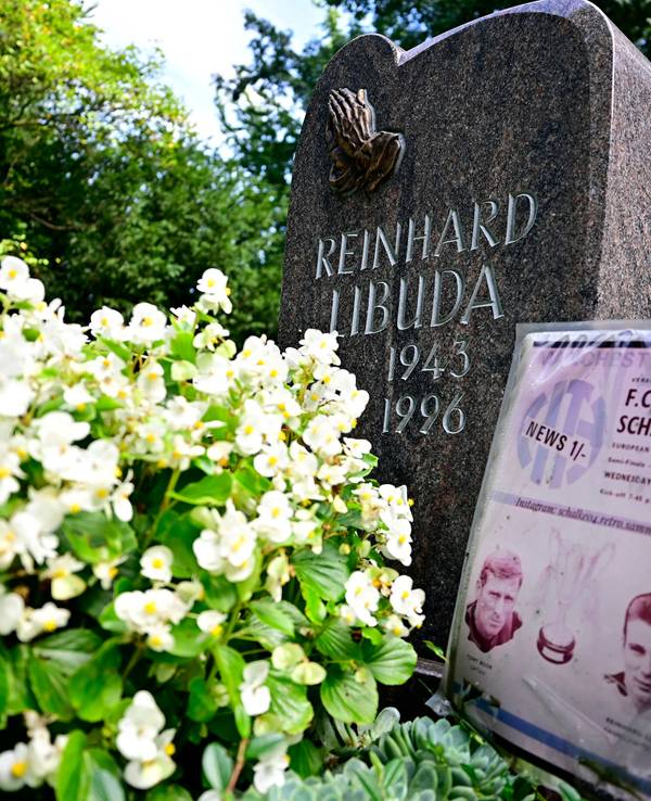 Das Grab von Reinhard Libuda an seinem Todestag am 25. August 2021