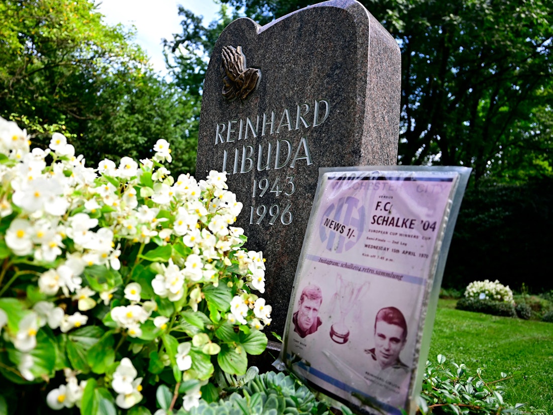 Das Grab von Reinhard Libuda an seinem Todestag am 25. August 2021