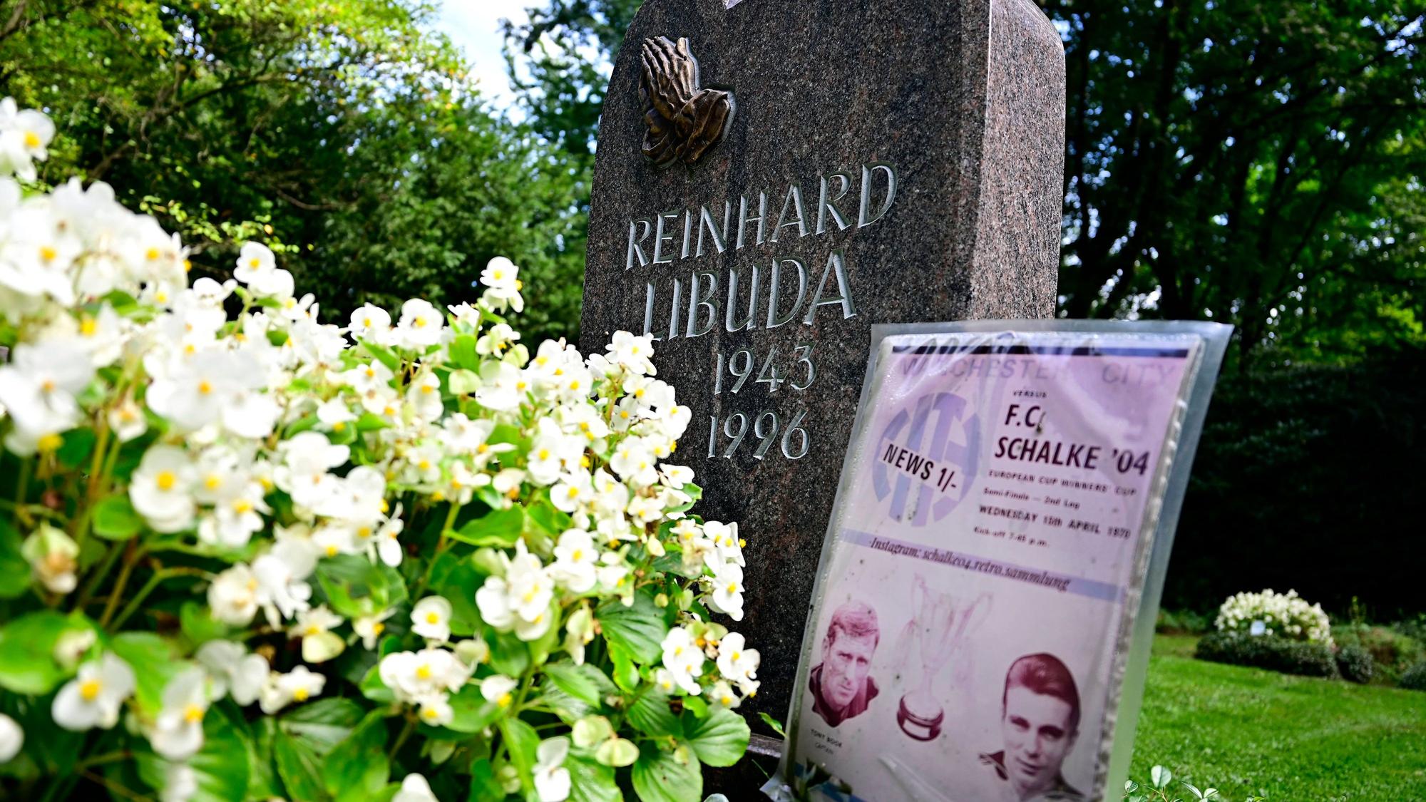 Das Grab von Reinhard Libuda an seinem Todestag am 25. August 2021