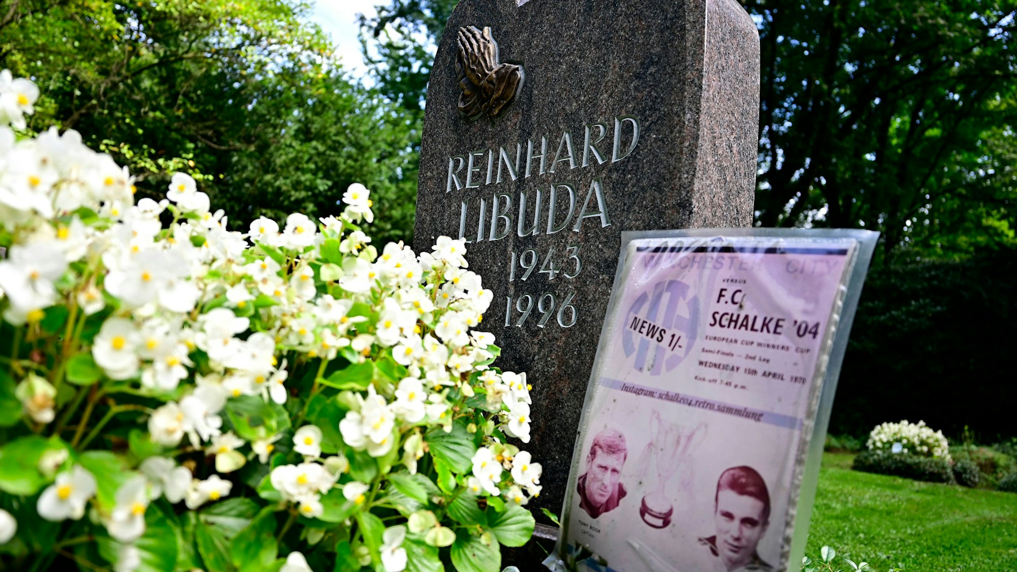 Das Grab von Reinhard Libuda an seinem Todestag am 25. August 2021